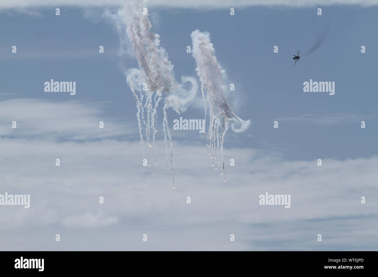 Plane sky write hi-res stock photography and images - Alamy