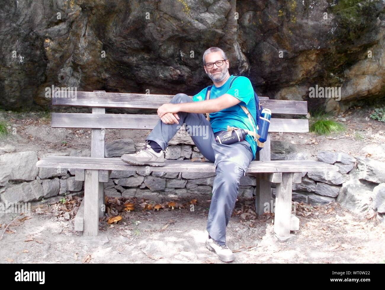 Man sitting park bench hi-res stock photography and images - Alamy