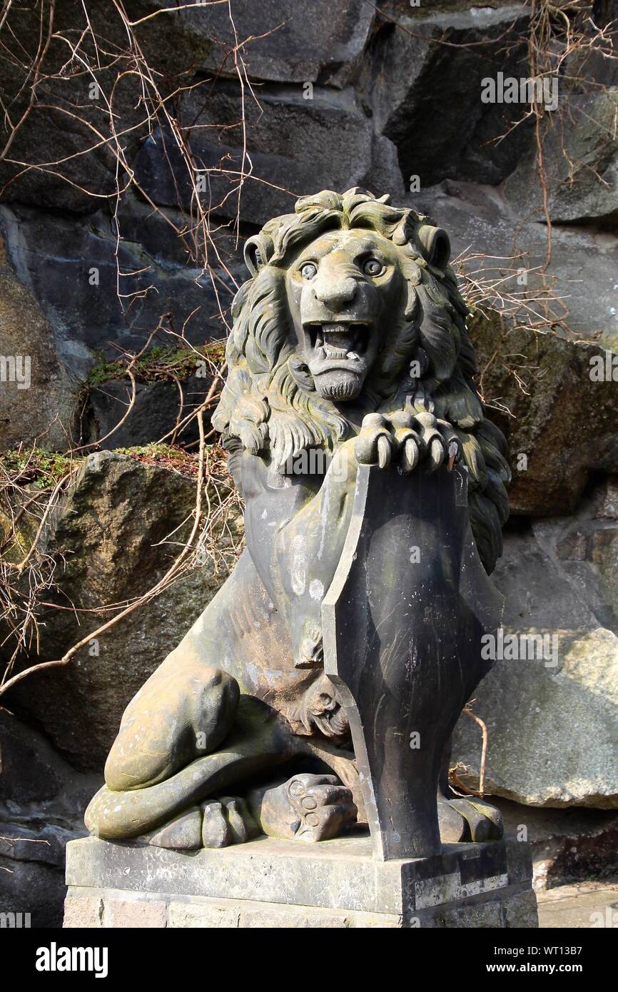 Statue of roaring lion hi-res stock photography and images - Alamy