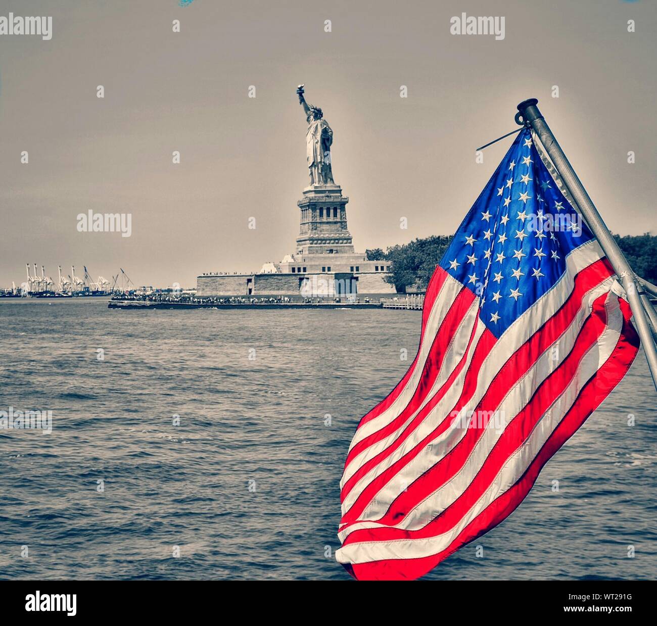 Statue of liberty american flag hi-res stock photography and images - Alamy