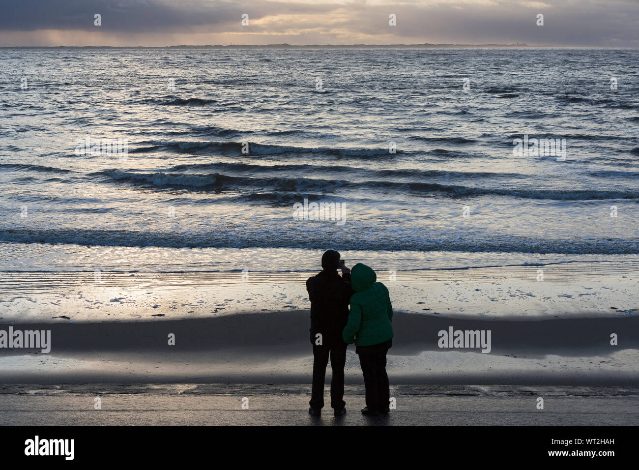 Norderney, Weststrand, Strand, Paar, Himmel, Meer, Brandung, blaue Stunde Stock Photo