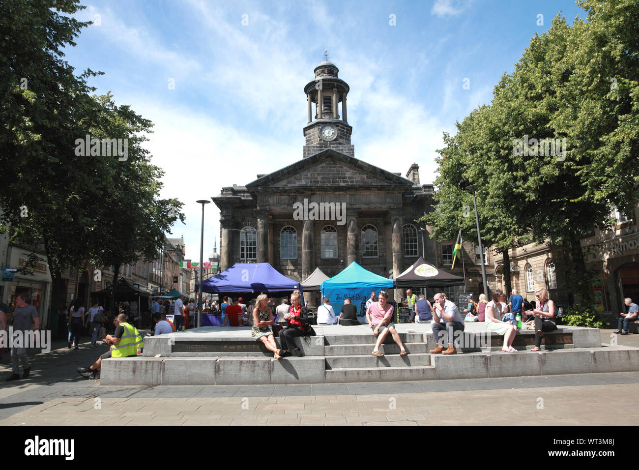 People enjoying the sunshine in Market Square and the City Museum in Lancaster on market day. Stock Photo
