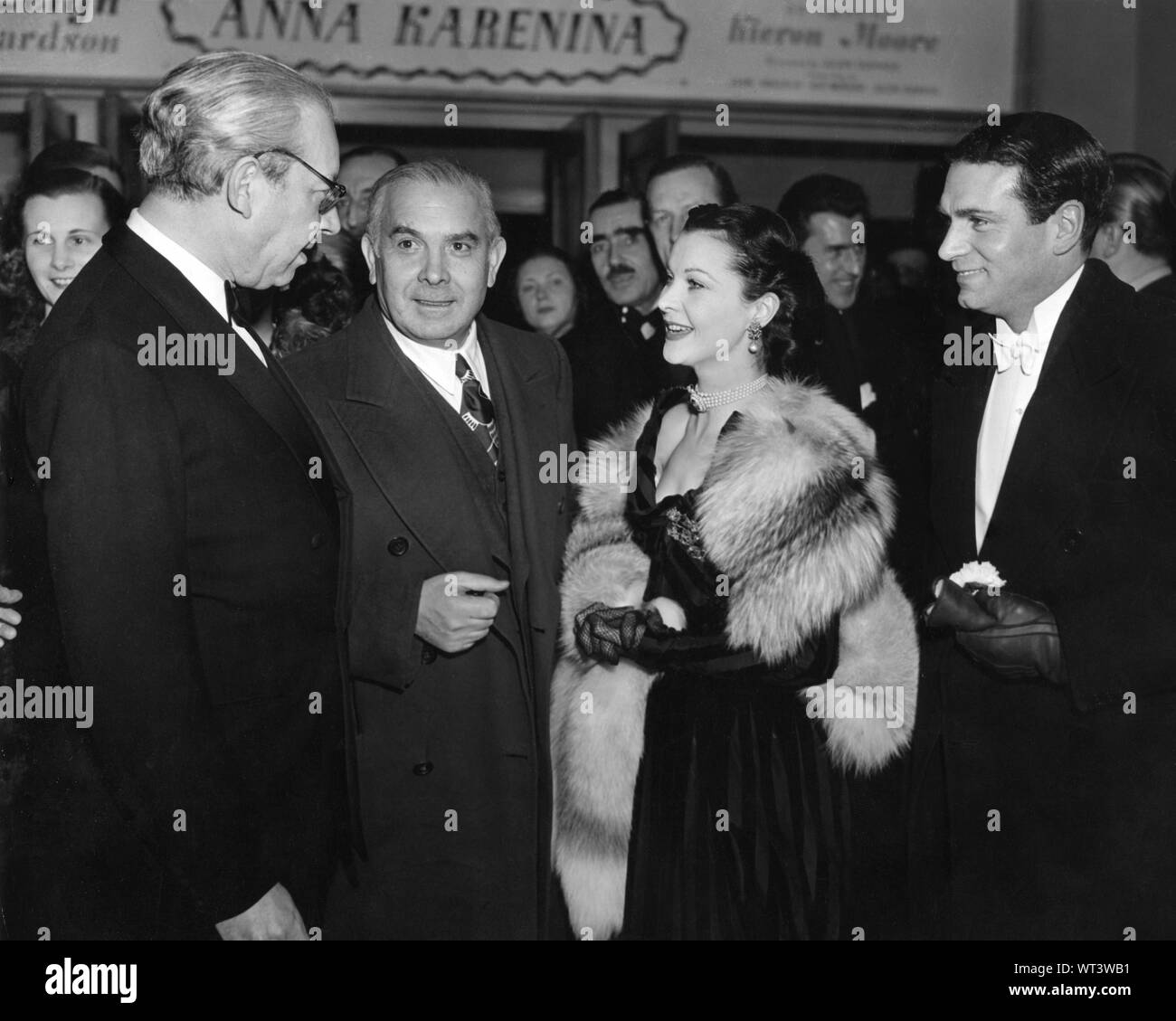Producer ALEXANDER KORDA director JULIEN DUVIVIER star VIVIEN LEIGH and  LAURENCE OLIVIER at the premiere of ANNA KARENINA 22nd January 1948  Leicester Square Theatre London Stock Photo - Alamy