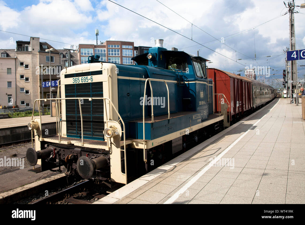 diesel locomotive of Deutsche Bahn (German Railway) at the main station, Cologne, Germany.  Diesellok der Deutschen Bahn im Hauptbahnhof, Koeln, Deuts Stock Photo