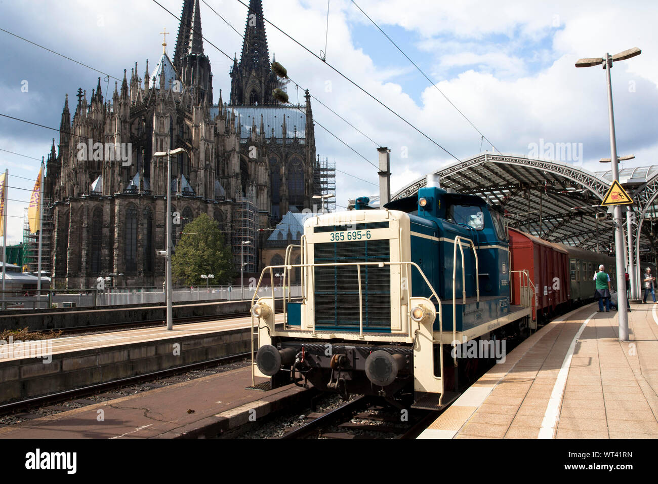 diesel locomotive of Deutsche Bahn (German Railway) at the main station, the cathedral, Cologne, Germany.  Diesellok der Deutschen Bahn im Hauptbahnho Stock Photo
