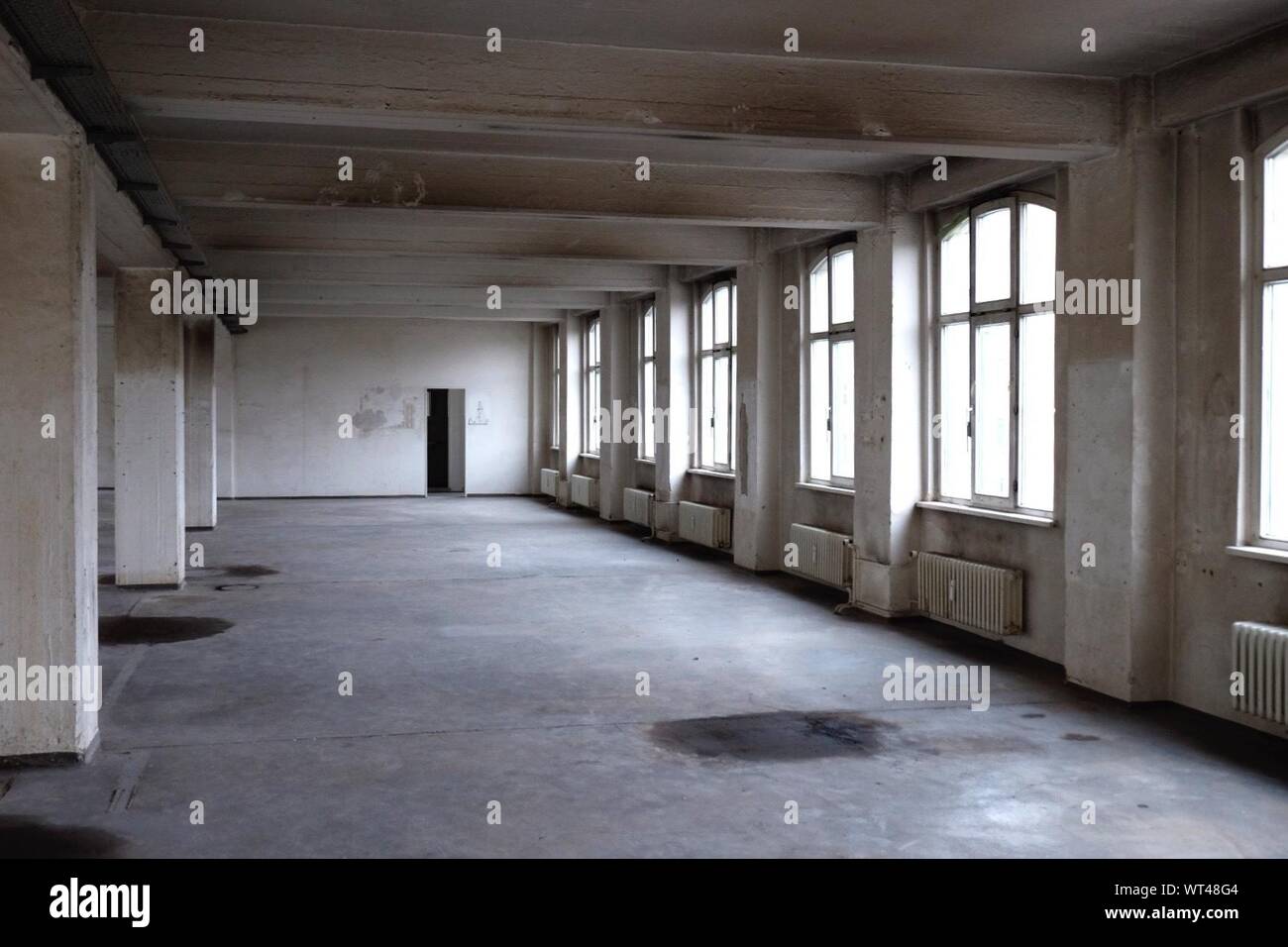 Empty workshop hi-res stock photography and images - Alamy