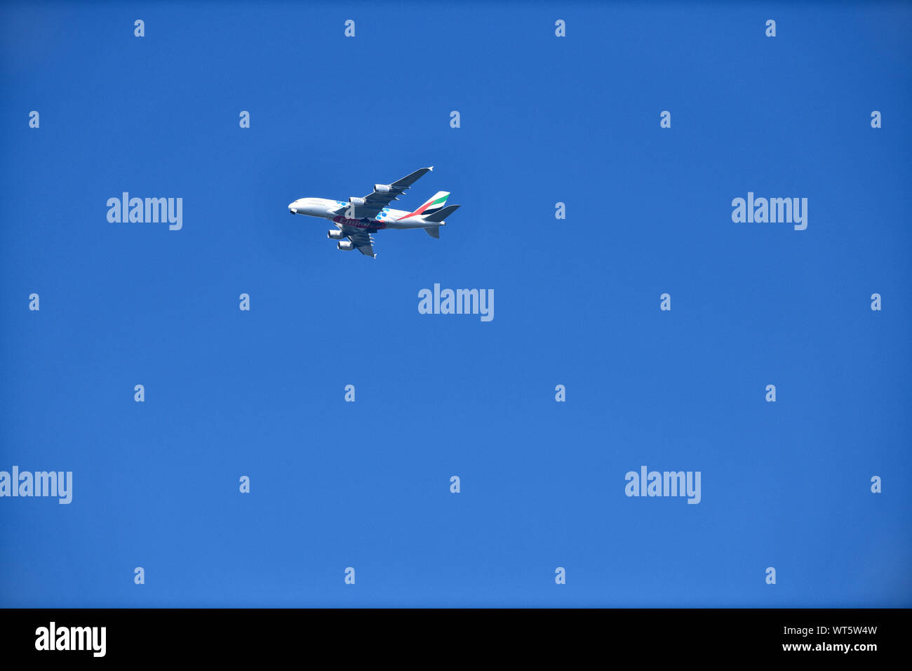 Ein Airbus A380 der Fluggesellschaft Emirates im Landeanflug auf den Düsseldorfer Flughafen. Stock Photo