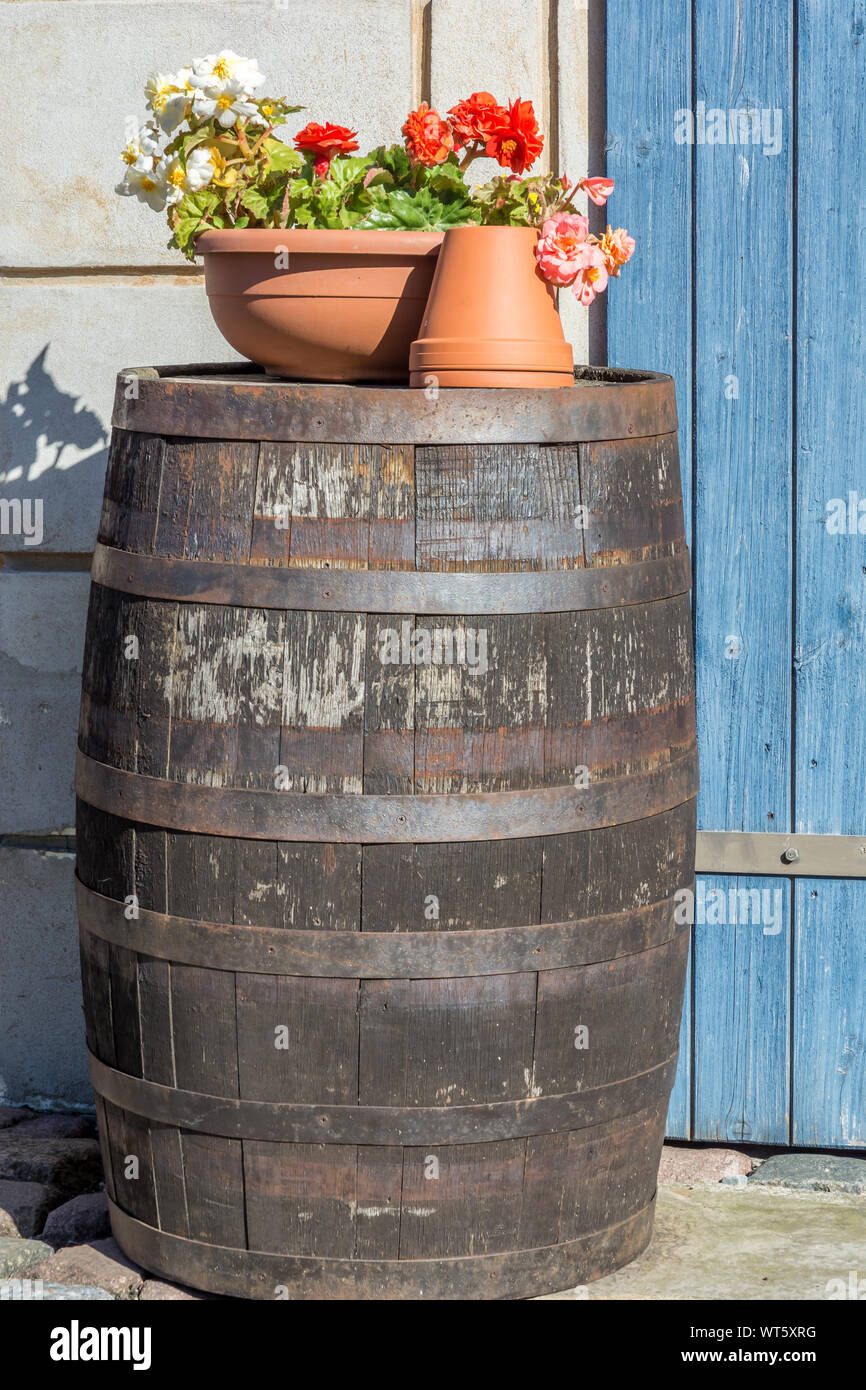 Wood barrel garden hires stock photography and images Alamy