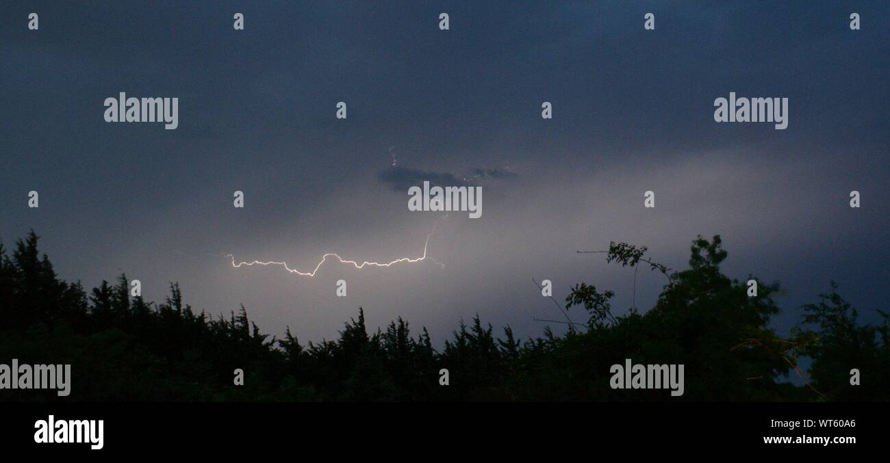 Lightning bolts hi-res stock photography and images - Alamy
