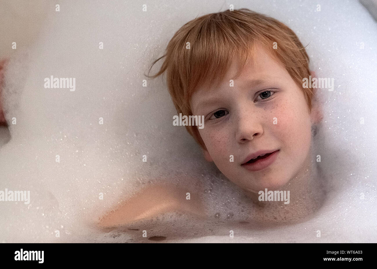 Taking bubble bath High Resolution Stock Photography and Images Alamy