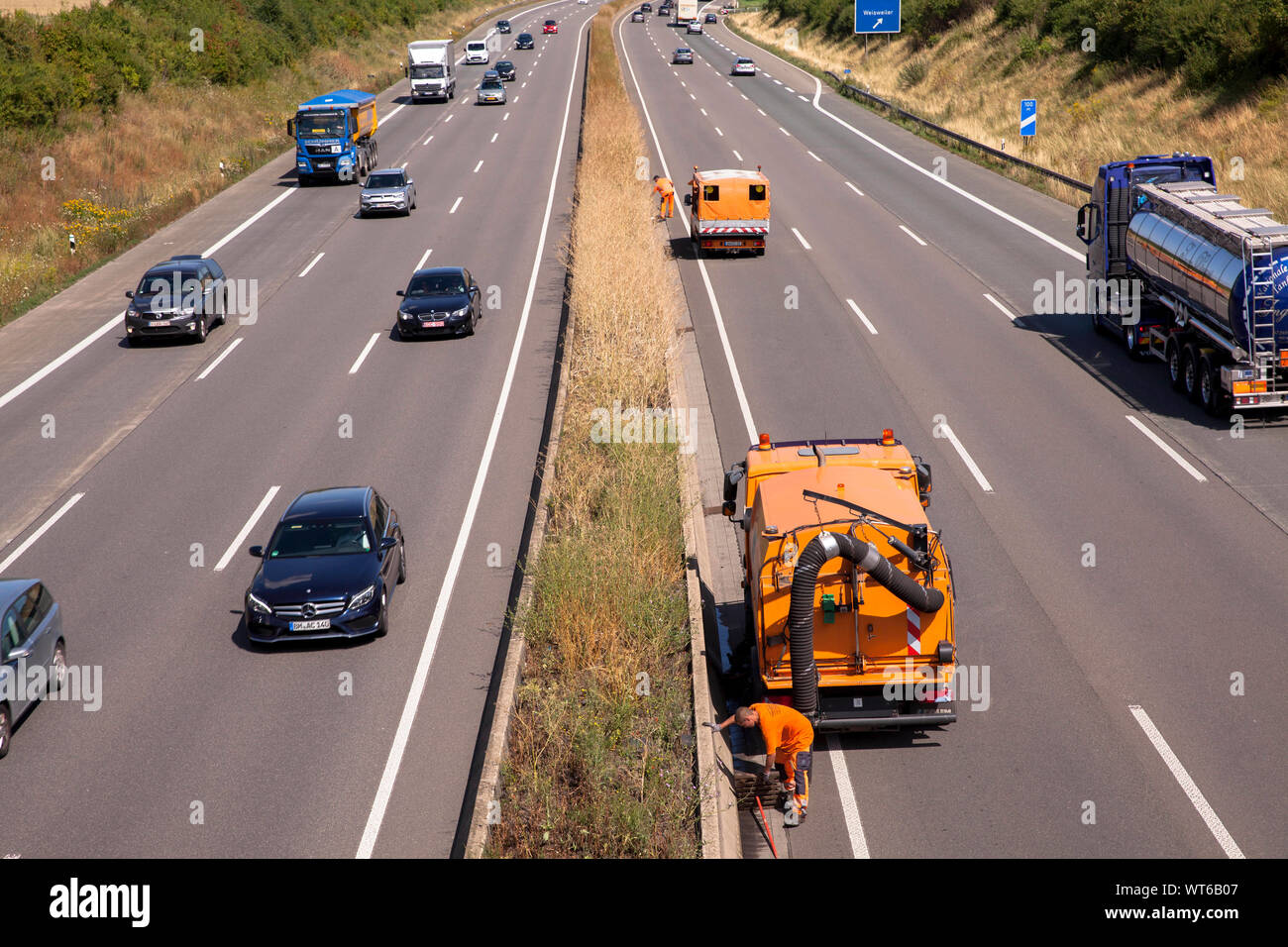 workers of the motorway maintenance authorities clean the inlet grids on Autobahn A4 in Eschweiler-Weisweiler, North Rhine-Westphalia, Germany.  Arbei Stock Photo