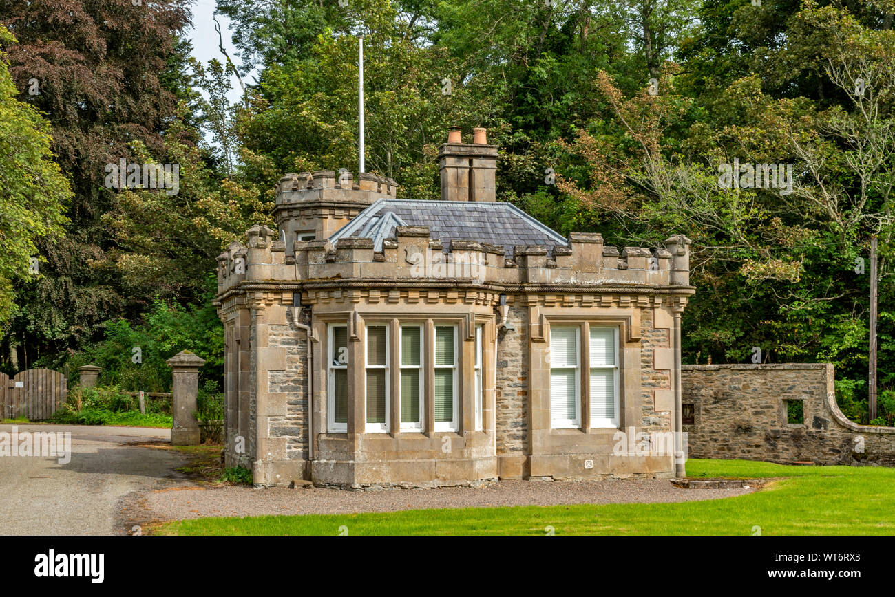 DRUMMUIR CASTLE MORAY SCOTLAND THE GATEHOUSE AT THE ENTRANCE DRIVE TO THE CASTLE Stock Photo