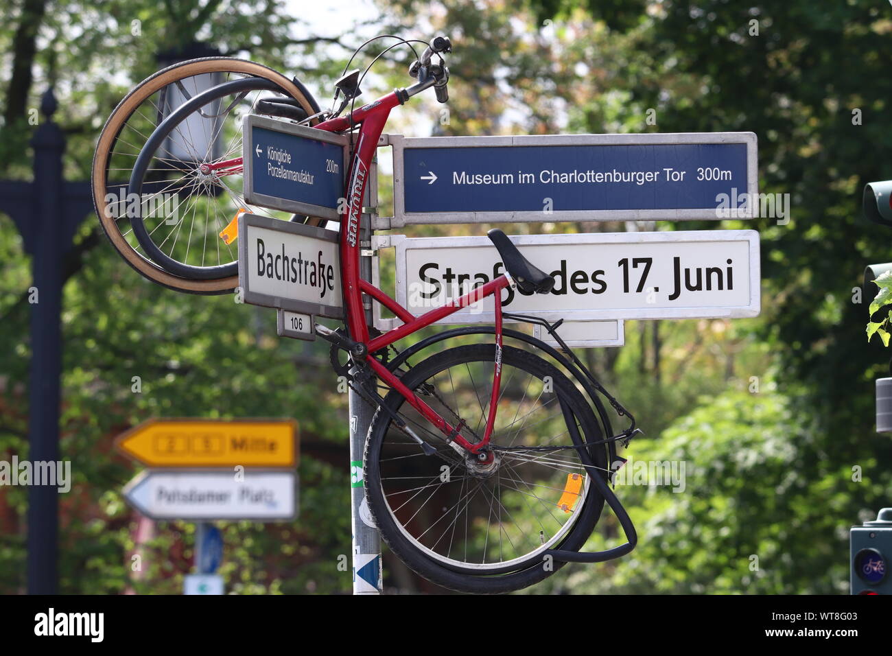 Fahrrad hängt über ein Straßenschild in Berlin, Straße des 17. Juni * Bicycle hangs over a road sign in Berlin, street of June 17th Stock Photo