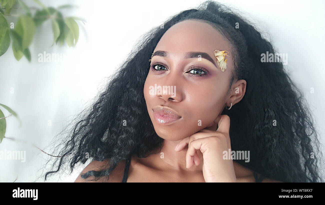 Black curly hair woman hi-res stock photography and images - Alamy