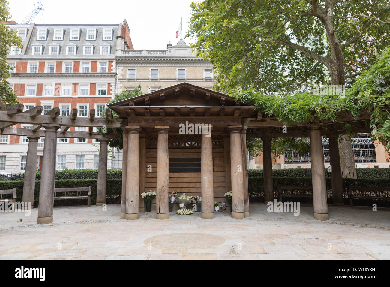 Grosvenor Square, London, UK. 9th Sep, 2019. People pay their respect at the memorial in the Square which was dedicated to 67 British victims of the 11 September 2001 terrorist attacks. Credit: Penelope Barritt/Alamy Live News Stock Photo