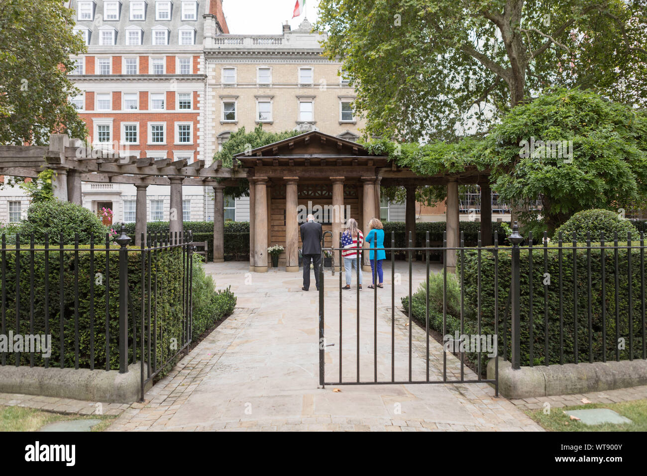 Grosvenor Square, London, UK. 9th Sep, 2019. People pay their respect at the memorial in the Square which was dedicated to 67 British victims of the 11 September 2001 terrorist attacks. Credit: Penelope Barritt/Alamy Live News Stock Photo