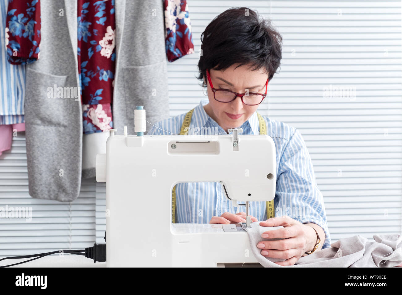 Seamstress перевод. Seamstress перевод. Как держать руки на швейной машинке. Seamstress перевод. Швея в кресле вид сверху фото.