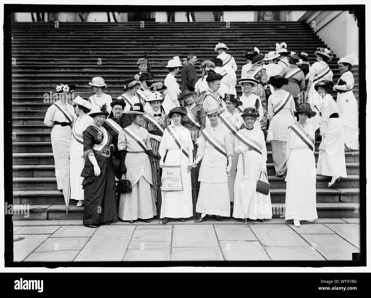 MONDELL, FRANK WHEELER. REP. FROM WYOMING, 1895-1897, 1899-1923. REAR, WITH SUFFRAGETTES AT CAPITOL Stock Photo