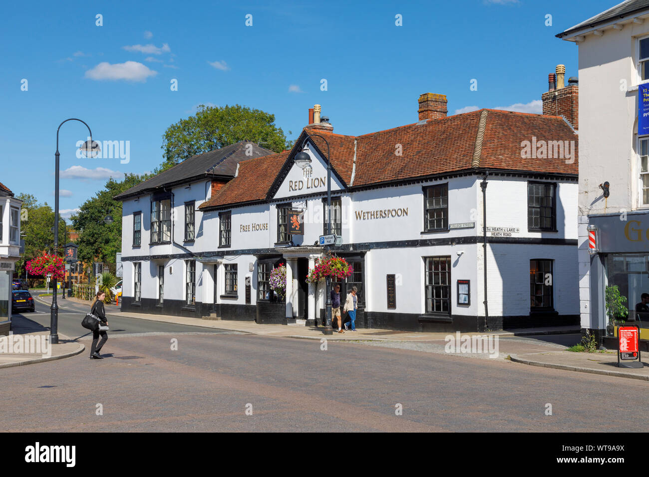 The roadside Wetherspoon Red Lion free house pub in the centre of the market town of Petersfield, Hampshire, southern England, UK Stock Photo