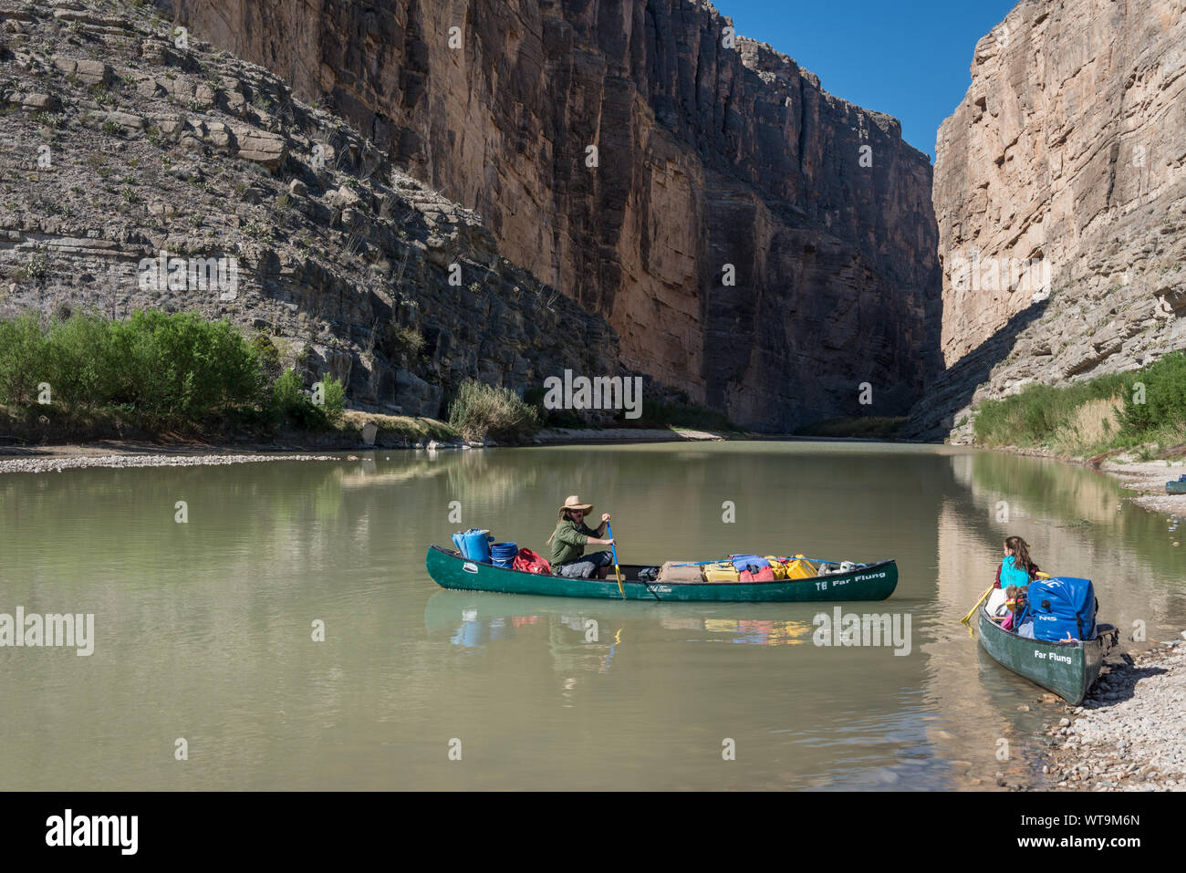 Members of the Berkman Family of Houston (right) receive canoeing reminders from a Far Flung river-tour company guide before setting off to navigate the Rio Grande River through Santa Elena Canyon, deep in Big Bend National Park in Brewster County, Texas. Mexico is to the left, the United States to the right Stock Photo