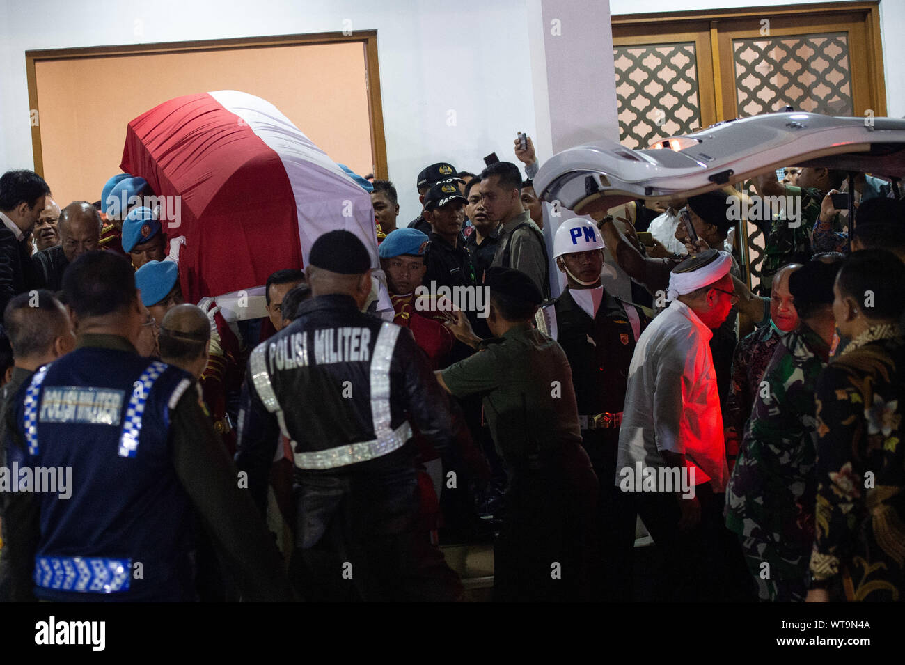 Jakarta, Indonesia. 11th Sep, 2019. Army officers carry the coffin of ...