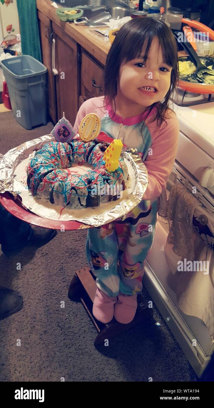 Girls kitchen cake hires stock photography and images Alamy