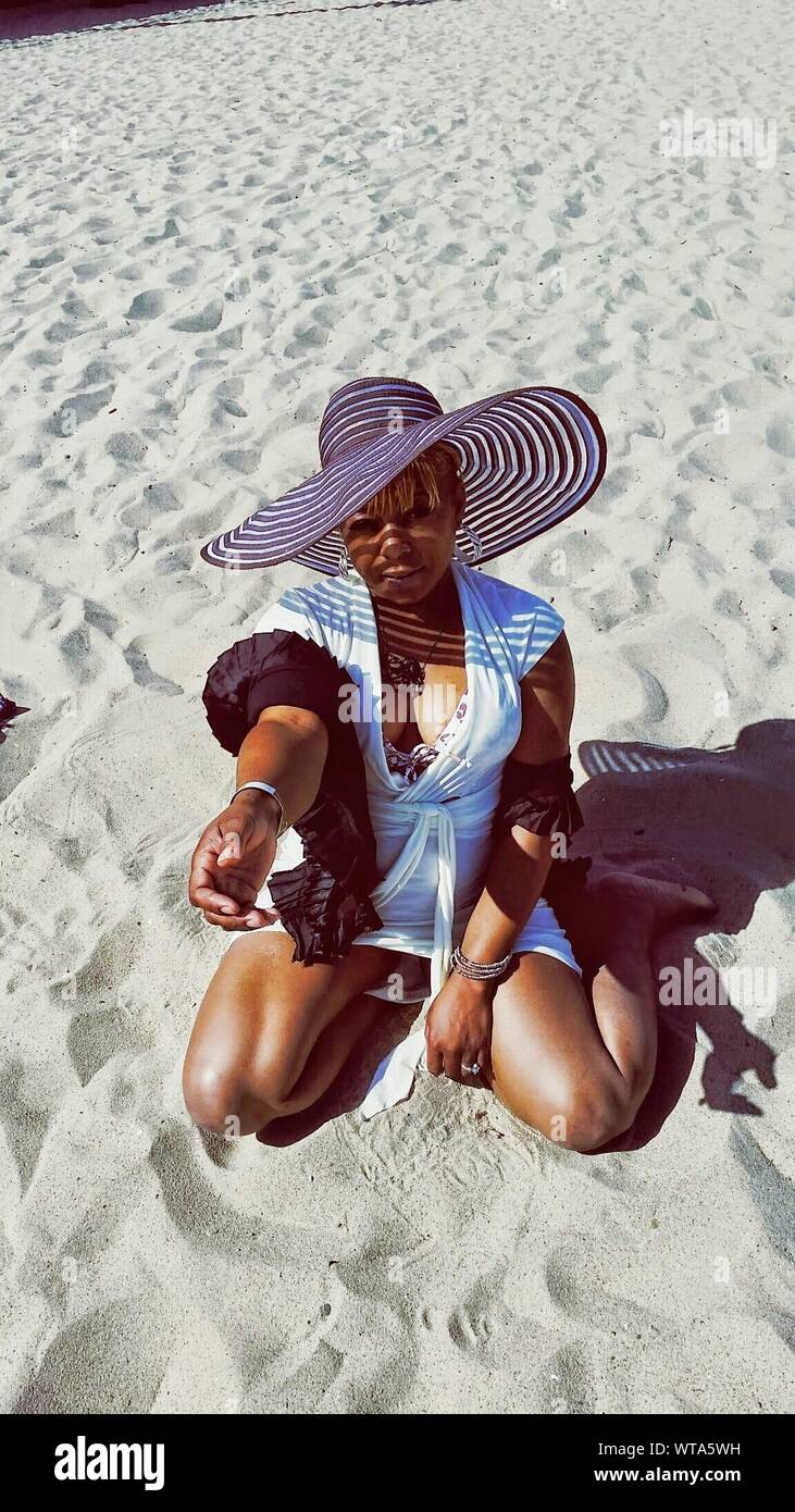 Portrait woman kneeling on beach hi-res stock photography and images ...