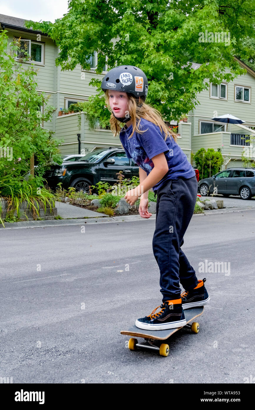 Long haired skateboarder hi-res stock photography and images - Alamy