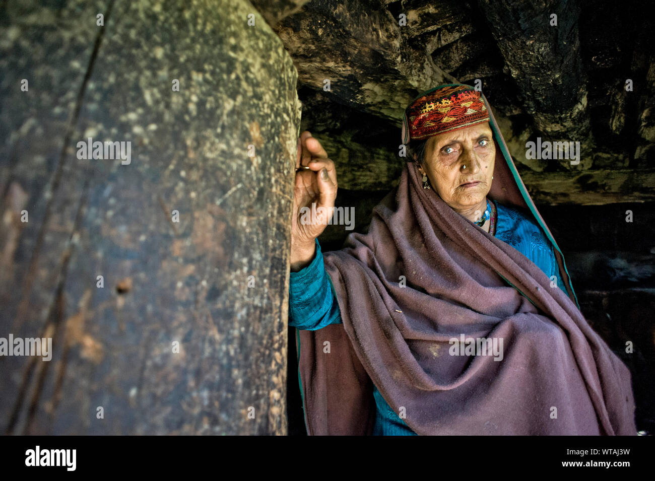 Old Gujjar gypsy woman in Aru Valley Stock Photo