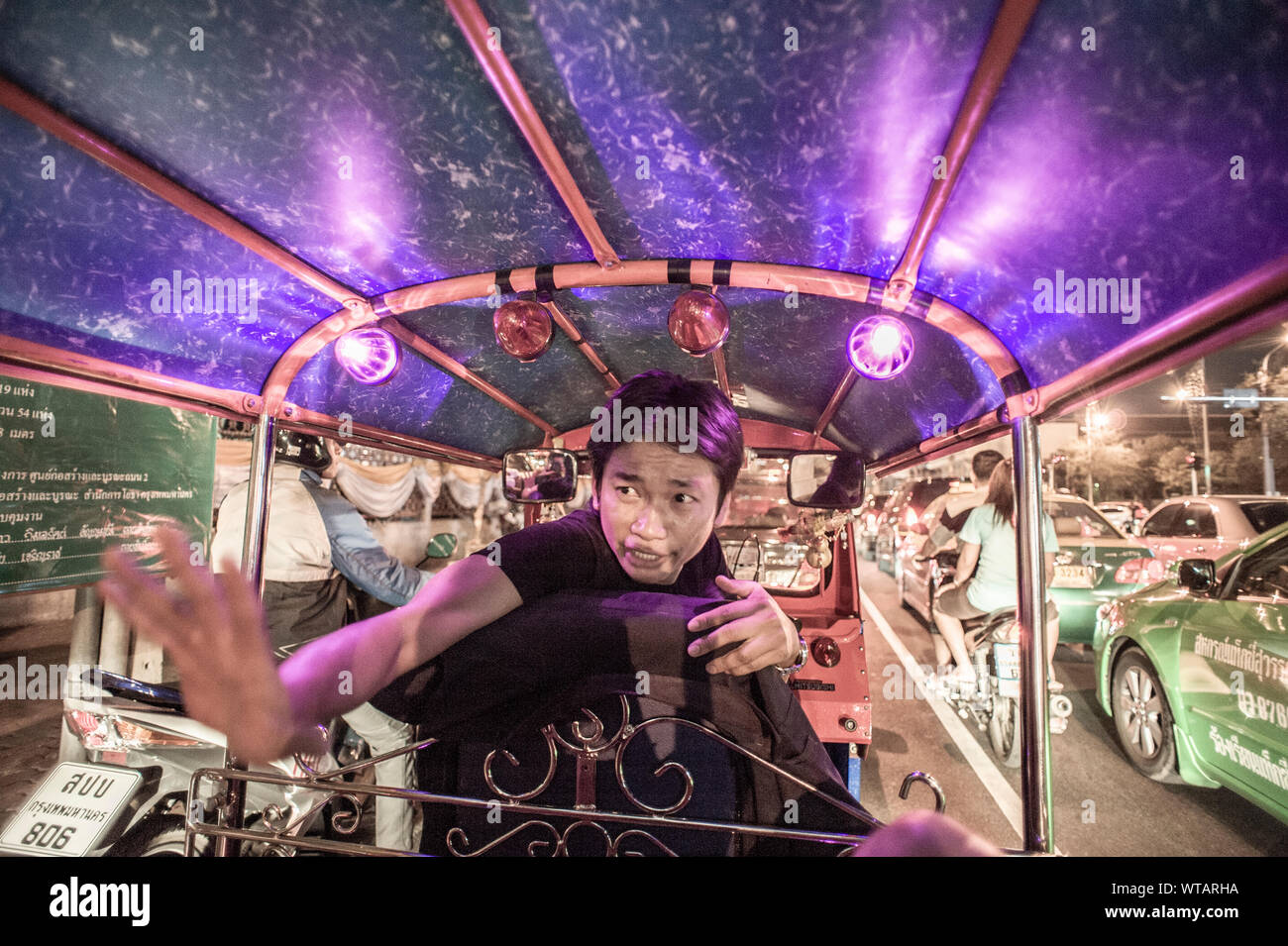 Auto rickshaw driver talking to passenger Stock Photo - Alamy