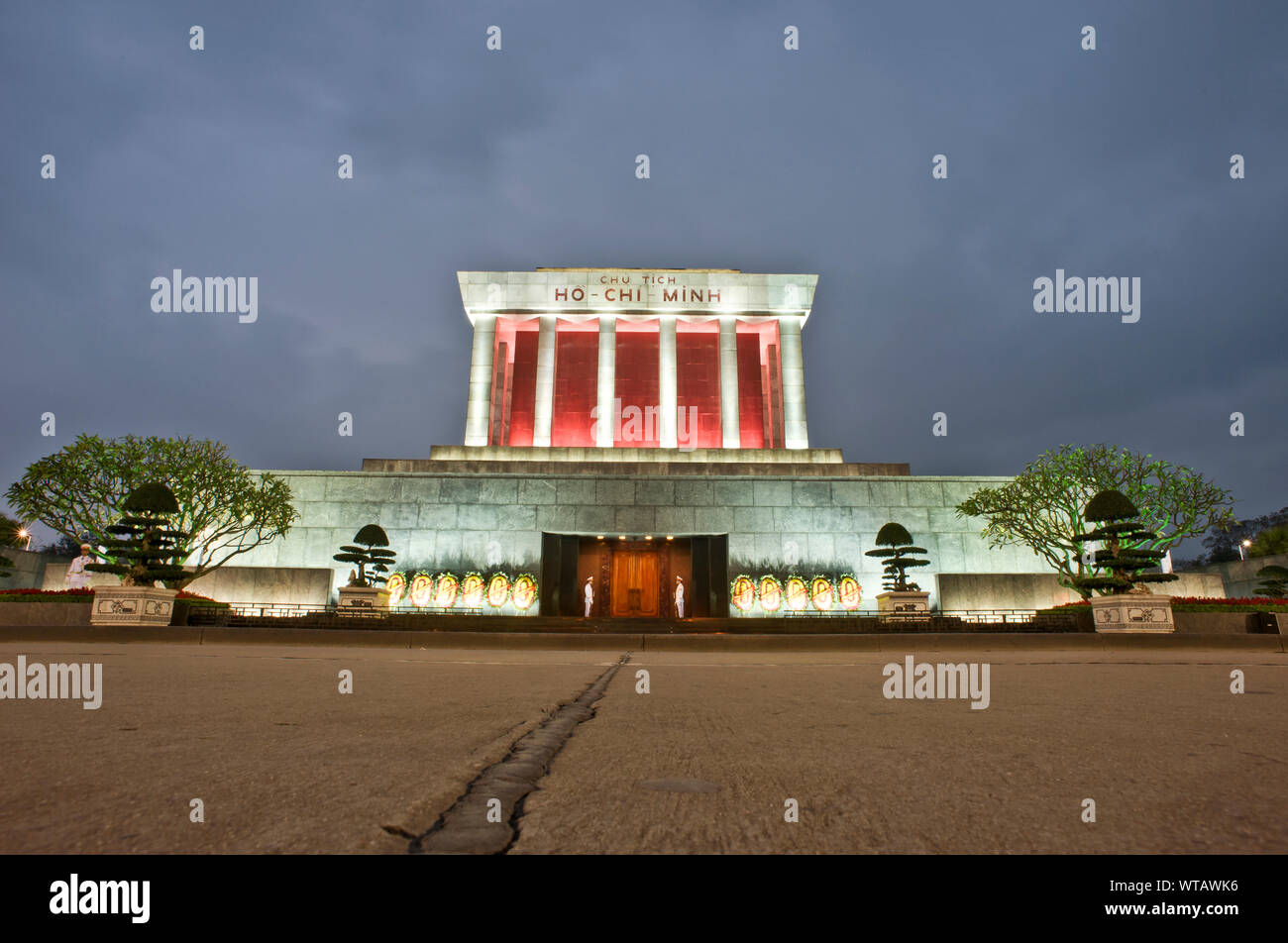 ho-chi-minh-mausoleum-at-night-stock-photo-alamy