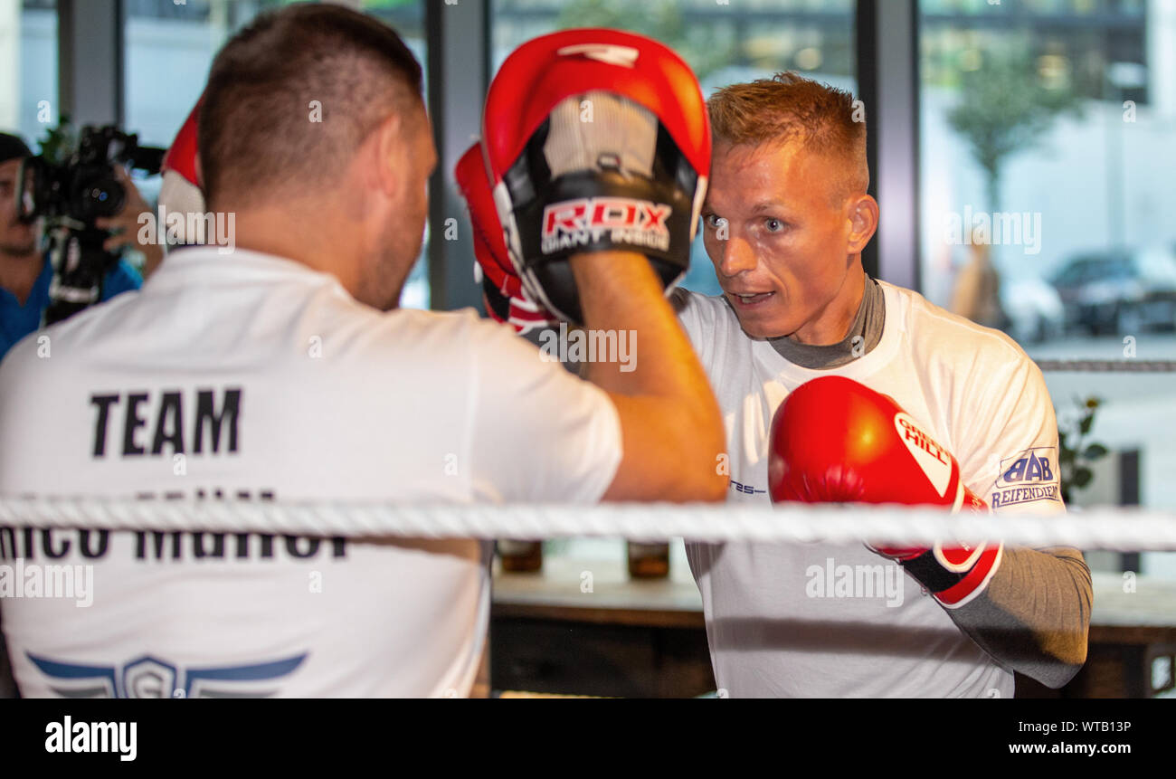 11 September 2019, Berlin: Boxing: Super light weight, World Championship, press conference before the IBO World Championship fight Müller (Germany) - Ponce (Argentina) in the Loretta at the Spree. Boxer Rico Müller (r) trains in the ring with his trainer Michel Trabant. Photo: Andreas Gora/dpa Stock Photo