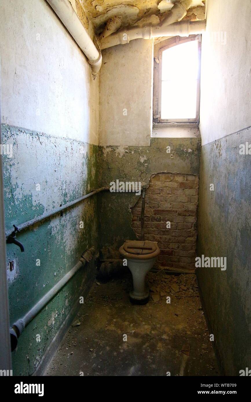 Prison bathroom hires stock photography and images Alamy
