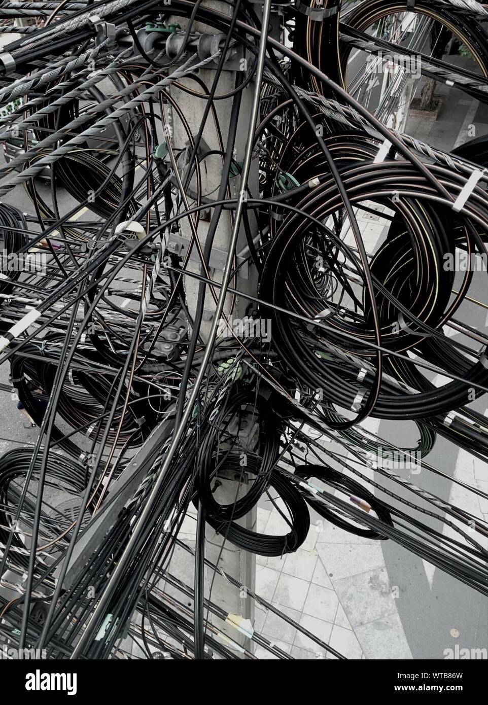 Tangled cables hires stock photography and images Alamy
