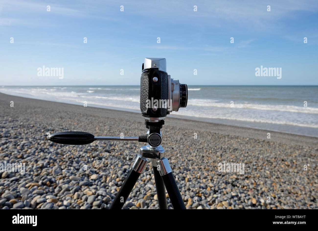 Vintage tripod hi-res stock photography and images - Alamy