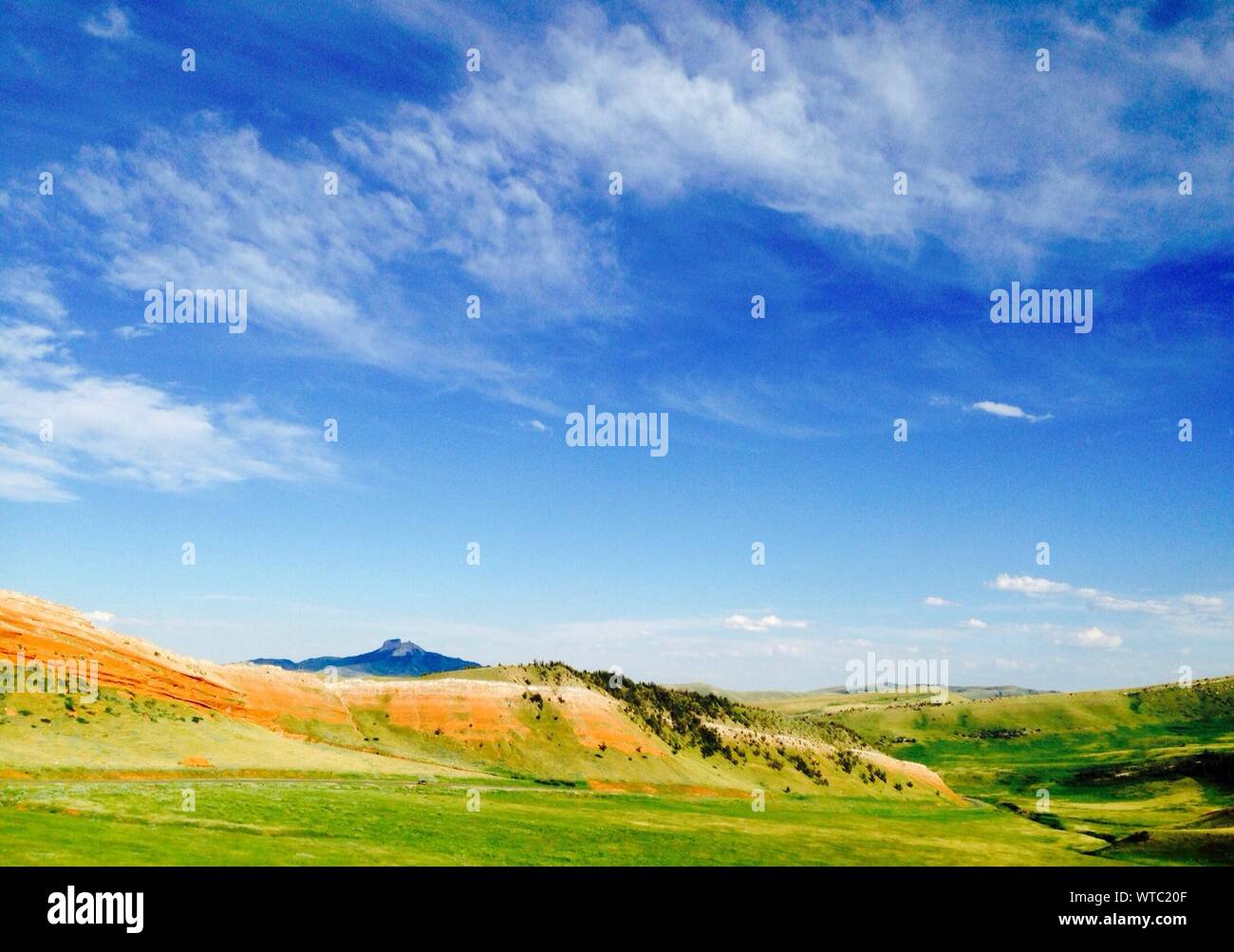 Green rolling hills blue sky hi-res stock photography and images - Alamy