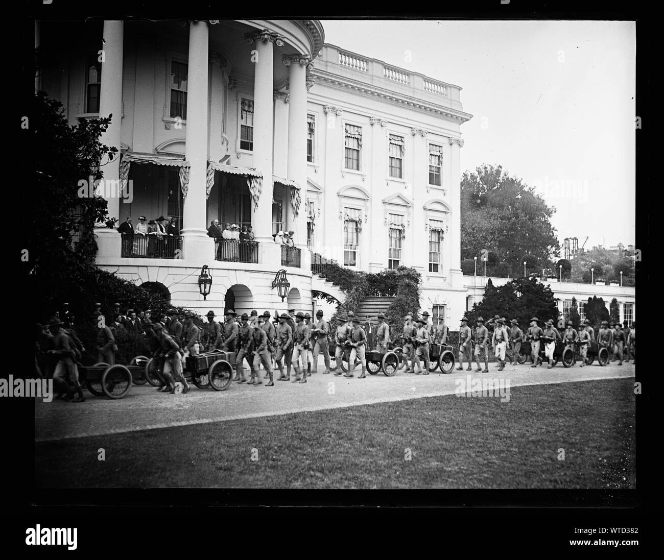 Parading military hi-res stock photography and images - Alamy