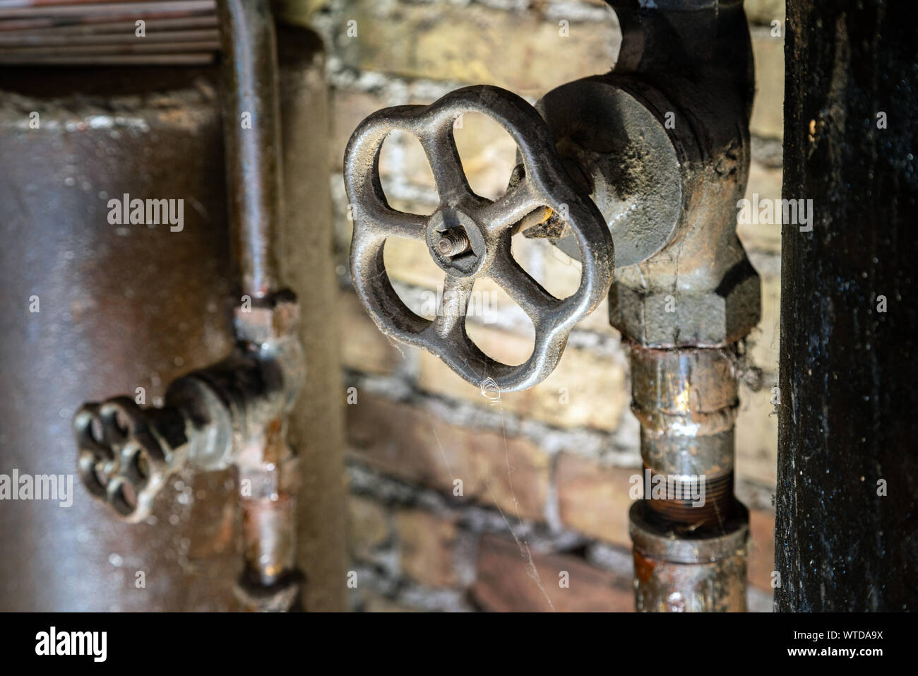 Manometer-Wasserdruckmesser in Der Heizwanne. Stockfoto - Bild von gatter,  heizung: 215265272