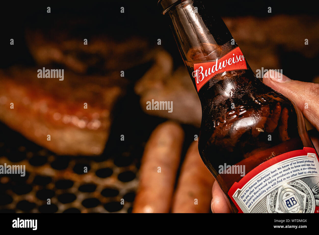Holding budweiser hi-res stock photography and images - Alamy