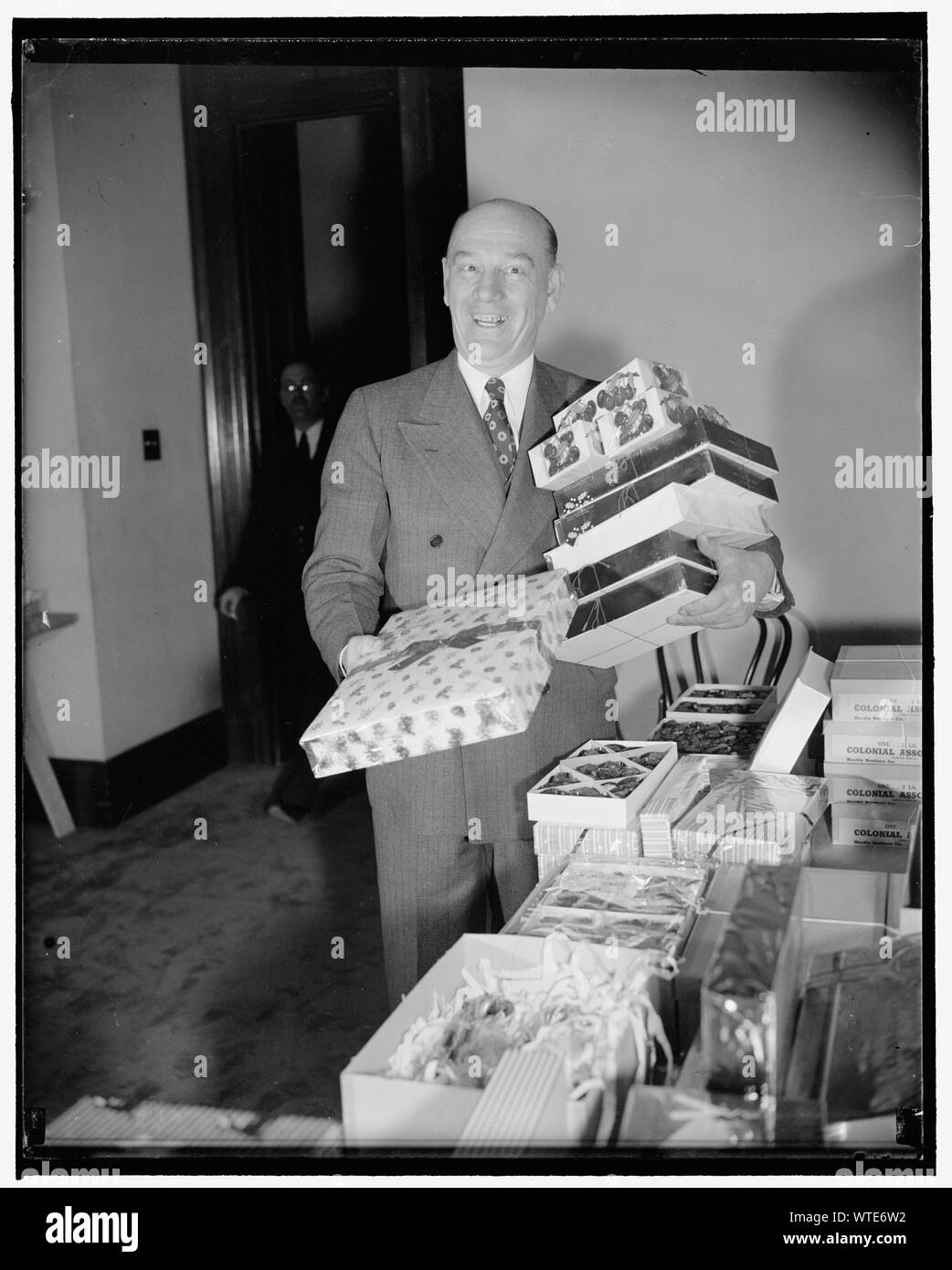 Minnesota Senator does last-minute Xmas shopping. Washington, D.C., Dec. 20. Laden down with packages, Senator Ernest Lundeen, farmer-laborer of Minnesota, reaches his office after taking time from his official duties to do a bit of Christmas shopping Stock Photo