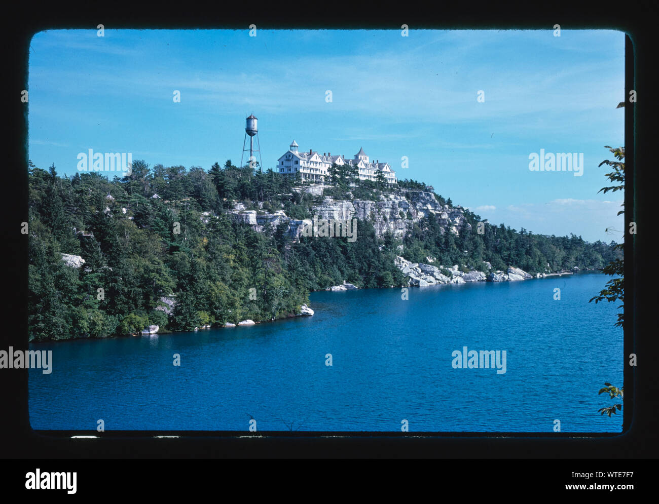 Minnewaska. Cliff House, long diagonal, Lake Minnewaska, New York Stock