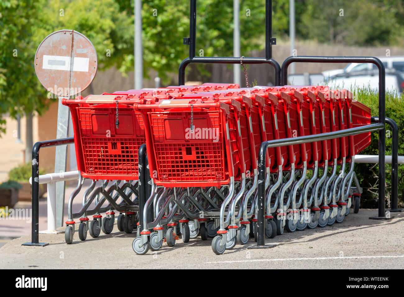 Hand trolleys hires stock photography and images Alamy