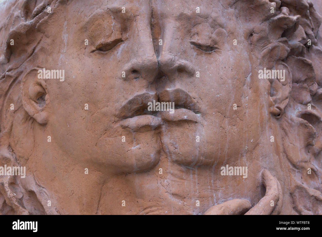 sculpture of a kiss Stock Photo Alamy