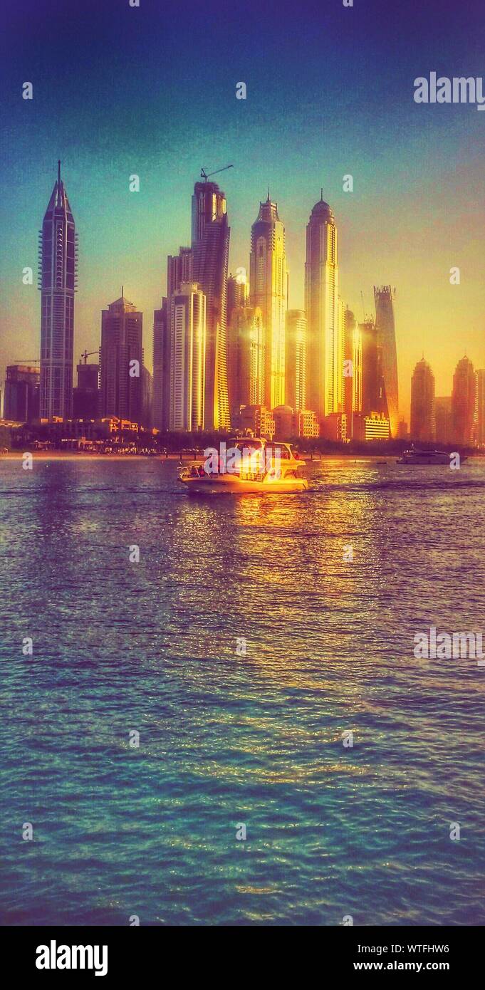 Sunlight skyscrapers hi-res stock photography and images - Alamy