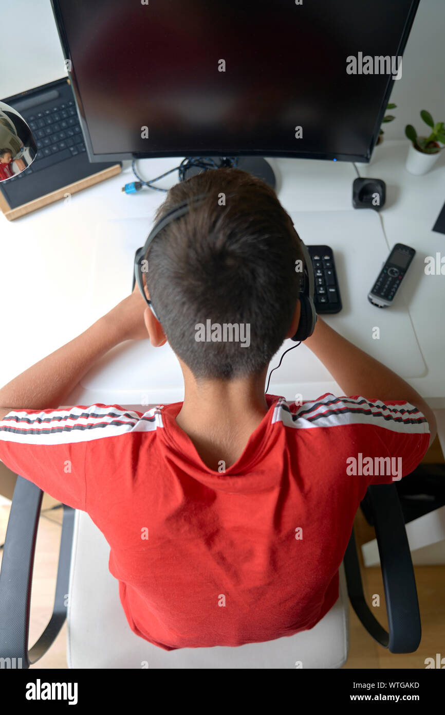 Boy with red t-shirt in the computer Stock Photo - Alamy