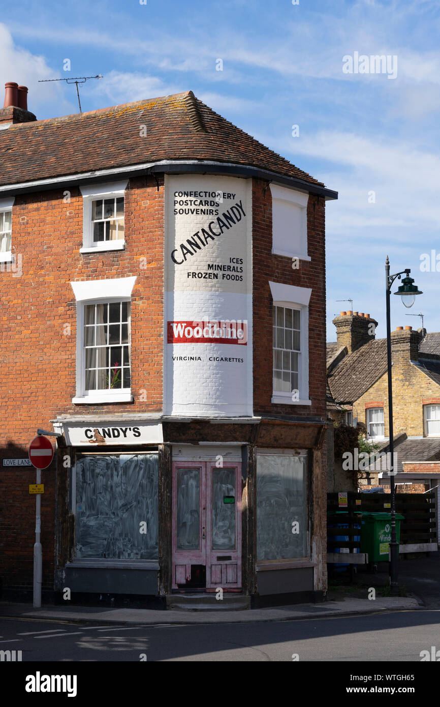 Corner Store England Rundown Closed down corner shop hi-res stock photography and images - Alamy