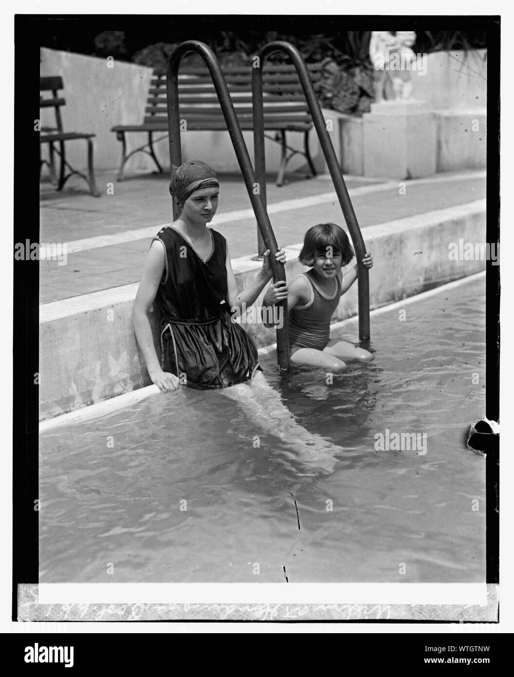 Mlle. Daeschner & Sabine Willem at Henderson's pool, 6/8/25 Stock Photo