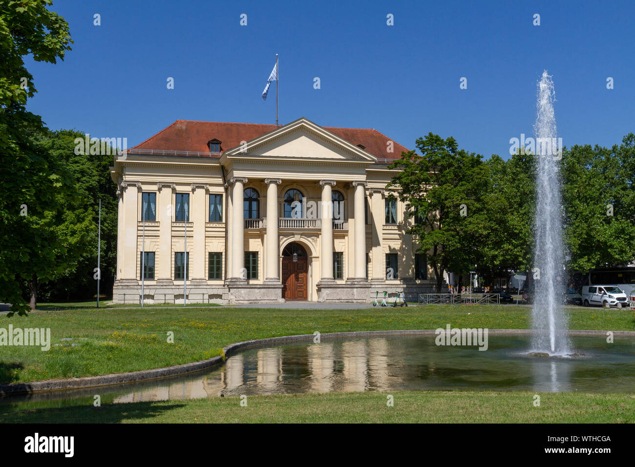 PrinzCarlPalais (Prinz Carl Palais) and brunnen (fountain) in Munich
