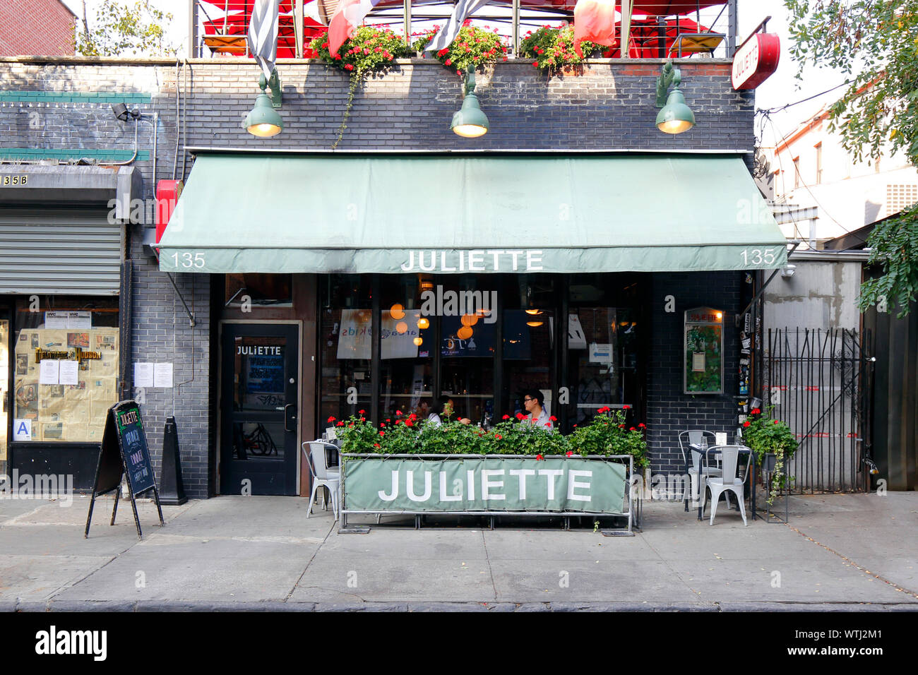 Juliette, 135 North 5th Street, Brooklyn, New York. NYC storefront photo of a french restaurant, and sidewalk cafe in the Williamsburg neighborhood. Stock Photo