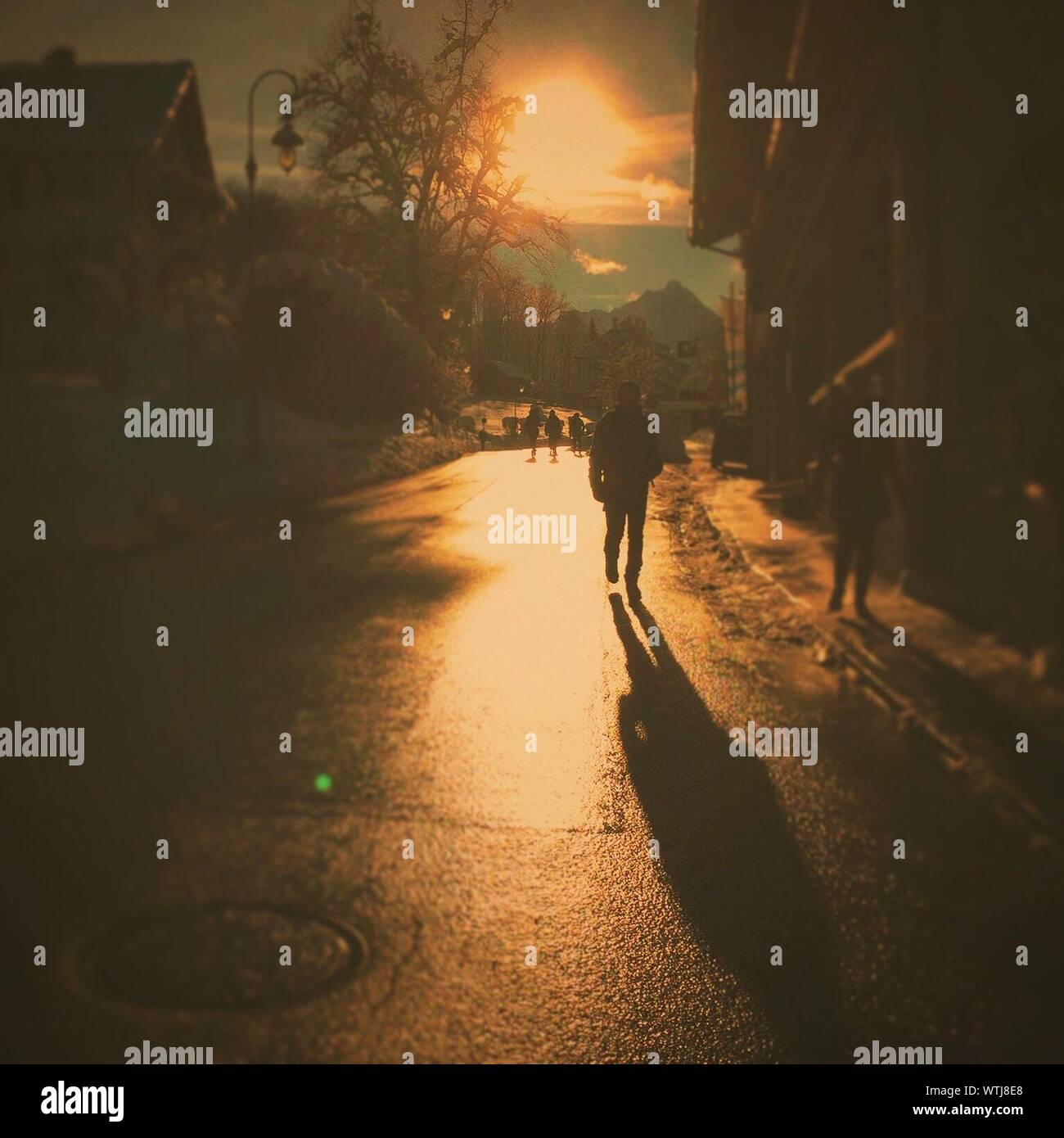Man walking street silhouette hi-res stock photography and images - Alamy